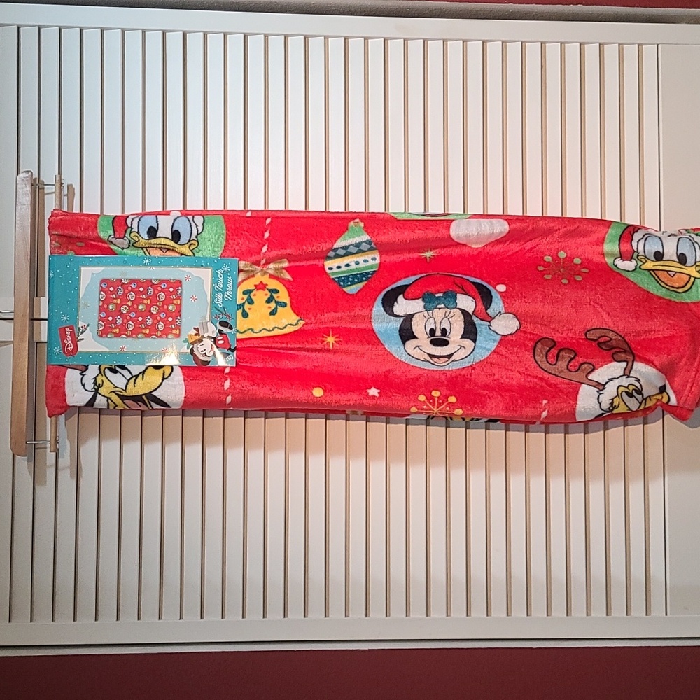 Mickey Mouse blanket Throw, Christmas silky touch super soft polyester NWT - Picture 1 of 8